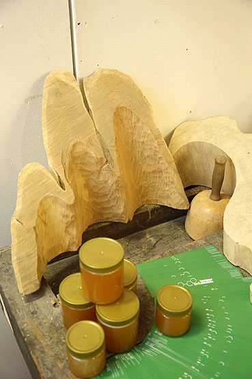Holzplastik mit Honig